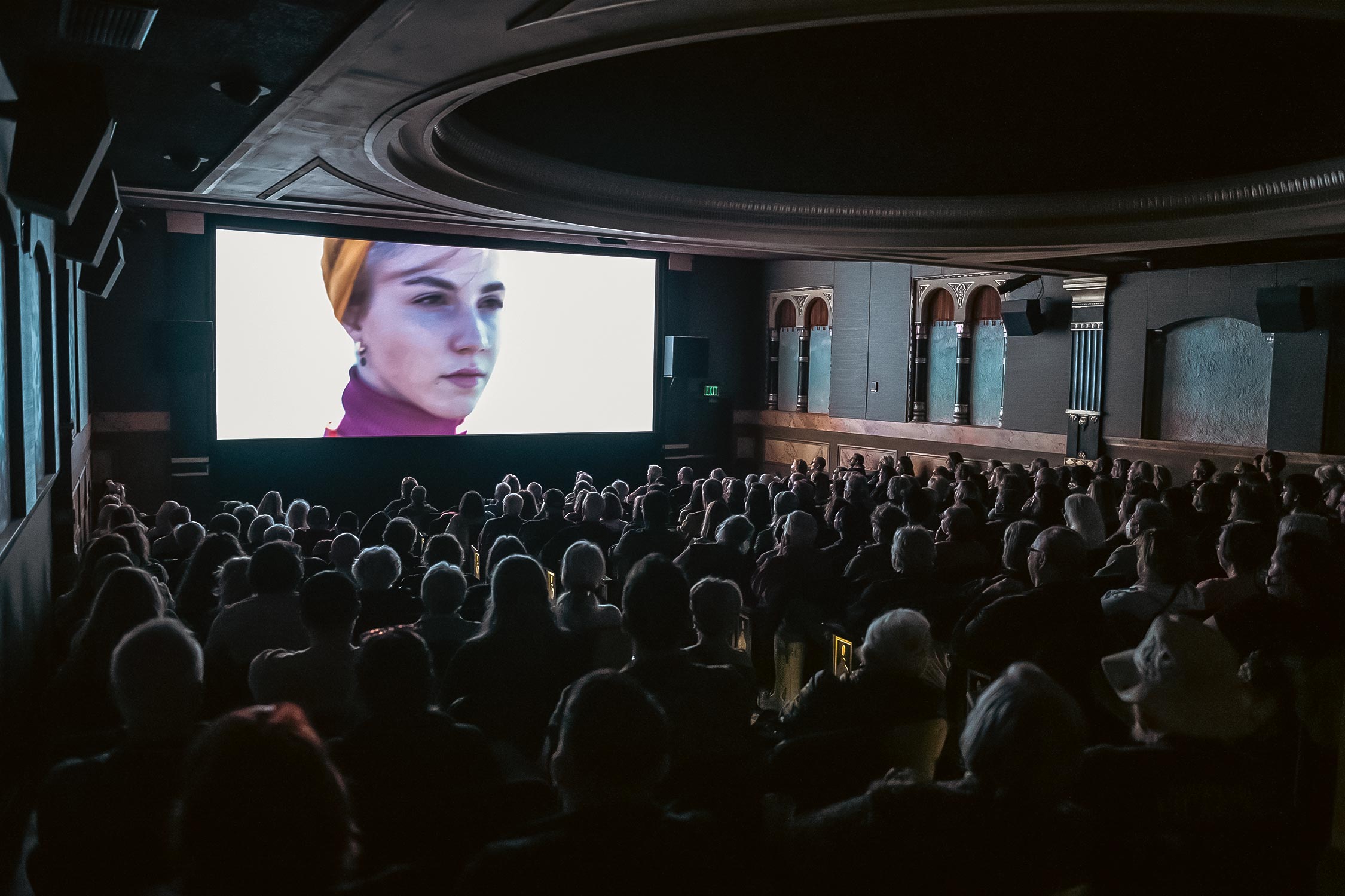 A full audience in one of the side houses.