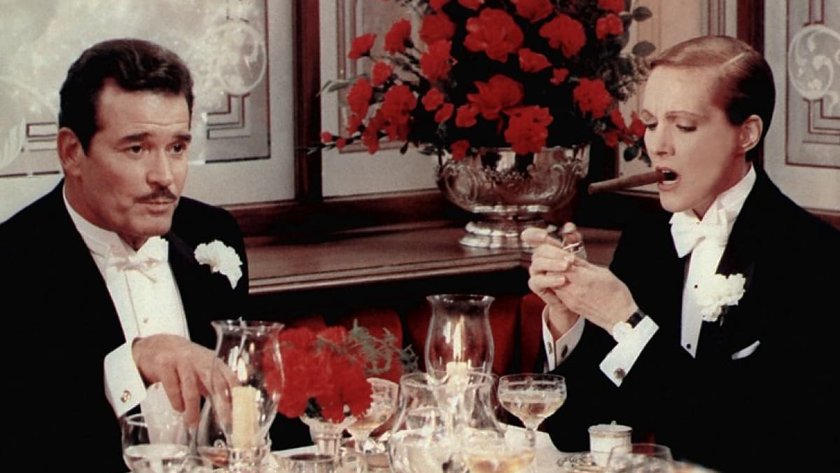 A still image from the film VICTOR / VICTORIA