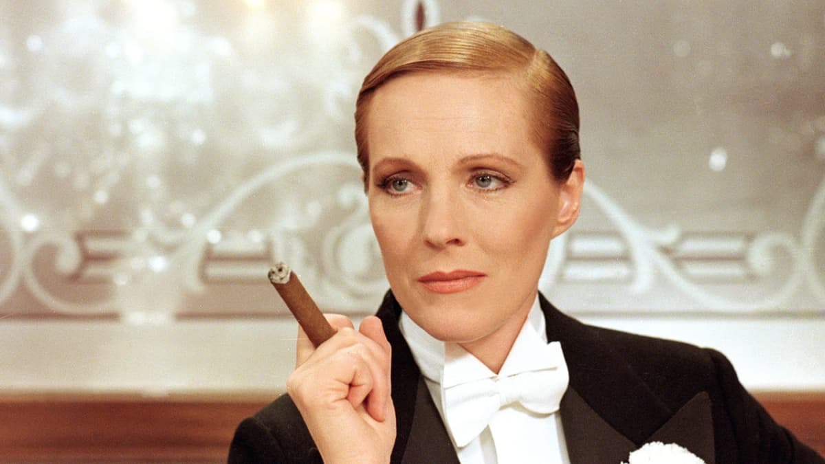 A still image from the film VICTOR / VICTORIA
