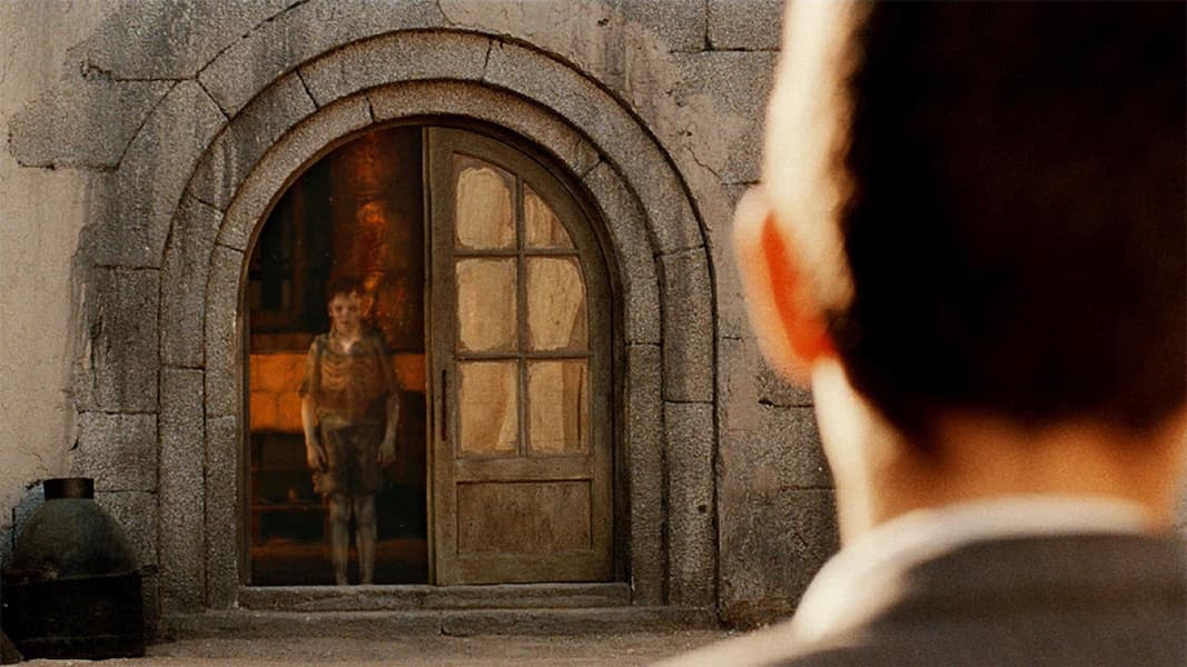 A still from the film THE DEVIL'S BACKBONE